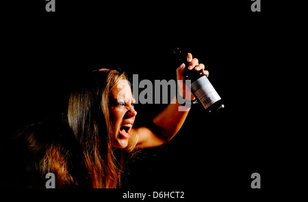 Eine junge Frau, eine Flasche Bier zu trinken Stockfoto