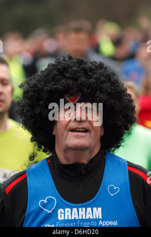 Mann verkleidet Teilnahme an und läuft in den 2013 Bad Halbmarathon fotografiert. Bath, Somerset, UK Stockfoto