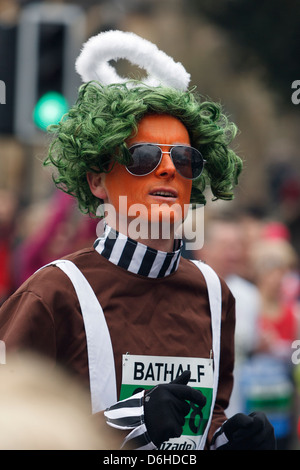 Ein Mann wird im Kostüm Teilnahme an und läuft in den 2013 Bad Halbmarathon fotografiert. Bath, Somerset, UK Stockfoto