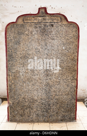 Einer der vielen Marmorplatten mit Text und Kommentar von Tripitaka, Kuthodaw Pagode, Mandalay, Myanmar (Burma) Stockfoto