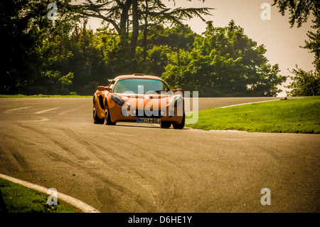 Orange Series 2 Lotus Exige Auto auf der Strecke im Cadwell Park. Stockfoto