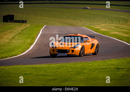 Orange Series 2 Lotus Exige Auto auf der Strecke im Cadwell Park. Stockfoto