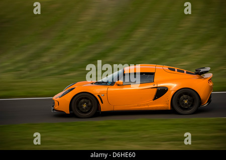 Orange Series 2 Lotus Exige Auto auf der Strecke im Cadwell Park. Stockfoto