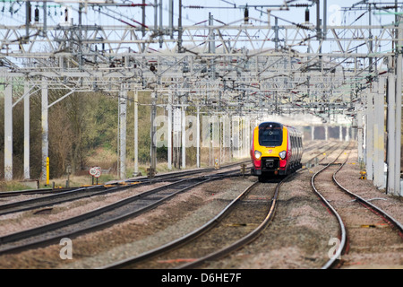 Virgin Voyager express Personenzug nahenden Rugeley Trent Talstation auf der West Coast Main Line Stockfoto