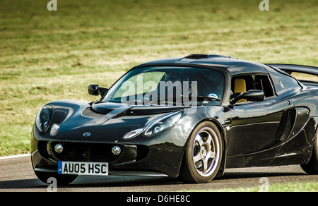 Limitierte Auflage (nur 50 Stück) Black Lotus Exige 240R auf einer Rennstrecke im Cadwell Park. Stockfoto