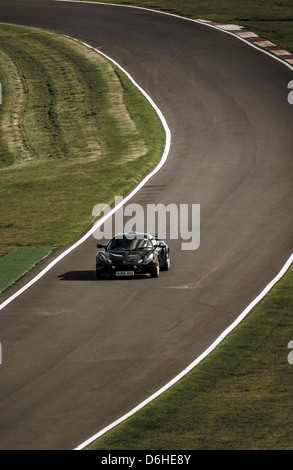 Limitierte Auflage (nur 50 Stück) Black Lotus Exige 240R auf einer Rennstrecke im Cadwell Park. Stockfoto