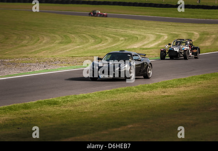 Limitierte Auflage (nur 50 Stück) Black Lotus Exige 240R auf einer Rennstrecke im Cadwell Park, dicht gefolgt von einem Caterham Seven. Stockfoto