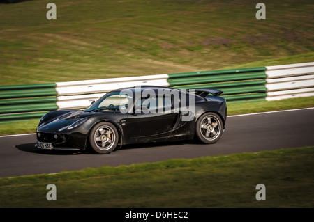 Limitierte Auflage (nur 50 Stück) Black Lotus Exige 240R auf einer Rennstrecke im Cadwell Park. Stockfoto