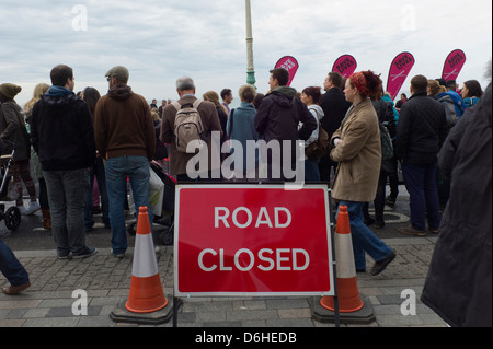 Straßenschild geschlossen und Zuschauer, Brighton Marathon, UK Stockfoto