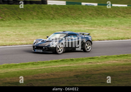 Limitierte Auflage (nur 50 Stück) Black Lotus Exige 240R auf einer Rennstrecke im Cadwell Park. Stockfoto