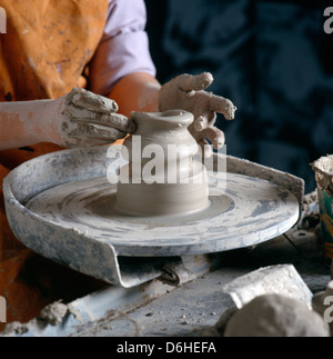 Nahaufnahme von Teenager-Mädchen Hände Gestaltung Keramik auf einer Töpferscheibe in einer High-School-Kunst-Klasse. Stockfoto