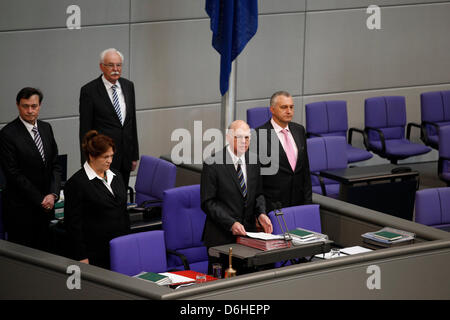 Berlin, Deutschland. 18. April 2013. Plenarsitzung des Bundestags Vom 18. April 2013 Mit Teilnahme von Bundeskanzlerin Angela Merkel / Deutschen Bundestag der SPD-Politiker Ottmar Schreiner erinnern. Ottmar Schreiner war 6 April im Alter von 67 Jahren gestorben. / Prof. Dr. Norbert Lammert, Präsident des Deutschen Bundestages, hält eine Rede auf seinem Gedächtnis. Bildnachweis: Reynaldo Chaib Paganelli/Alamy Live-Nachrichten Stockfoto