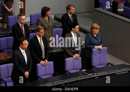 Berlin, Deutschland. 18. April 2013. Plenarsitzung des Bundestags Vom 18. April 2013 Mit Teilnahme von Bundeskanzlerin Angela Merkel / Deutschen Bundestag der SPD-Politiker Ottmar Schreiner erinnern. Ottmar Schreiner war 6 April im Alter von 67 Jahren gestorben. / Eine Minute des Schweigens für den SPD-Politiker Ottmar Schreiner. Bildnachweis: Reynaldo Chaib Paganelli/Alamy Live-Nachrichten Stockfoto