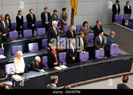 Berlin, Deutschland. 18. April 2013. Plenarsitzung des Bundestags Vom 18. April 2013 Mit Teilnahme von Bundeskanzlerin Angela Merkel / Deutschen Bundestag der SPD-Politiker Ottmar Schreiner erinnern. Ottmar Schreiner war 6 April im Alter von 67 Jahren gestorben. / Eine Minute des Schweigens für den SPD-Politiker Ottmar Schreiner. Bildnachweis: Reynaldo Chaib Paganelli/Alamy Live-Nachrichten Stockfoto