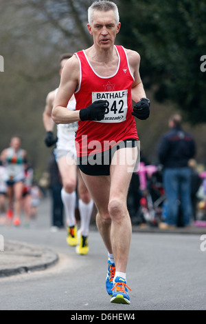 Mann fotografiert an teilnehmen und im Jahr 2013 Bad Halbmarathon laufen. Bath, Somerset, UK Stockfoto