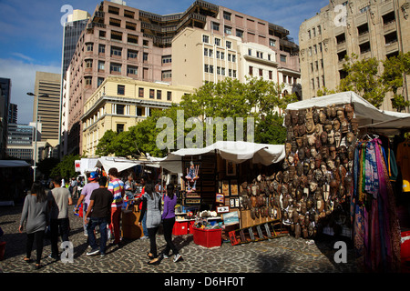 Afrikanische Curio Markt, Greenmarket Square (1696), Cape Town, Südafrika Stockfoto