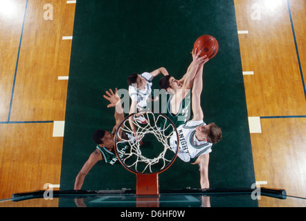 Über Net High School Basketball Angriffslinie anzeigen Stockfoto