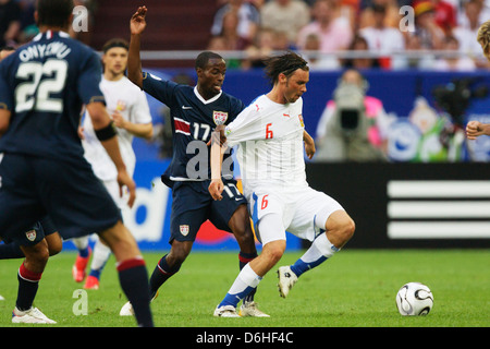 Damarcus Beasley aus den Vereinigten Staaten (17) verteidigt gegen Marek Jankulovski aus der Tschechischen Republik (6) bei einem Spiel der FIFA Fussball-Weltmeisterschaft Gruppe E am 12. Juni 2006 in Gelsenkirchen. Nur redaktionelle Verwendung. Kommerzielle Nutzung verboten. (Foto: Jonathan Paul Larsen / Diadem Images) Stockfoto