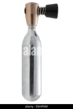 Fahrrad CO2-Pumpe auf weißem Hintergrund Stockfoto
