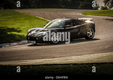 Limitierte Auflage (nur 50 Stück) Black Lotus Exige 240R auf einer Rennstrecke im Cadwell Park. Stockfoto