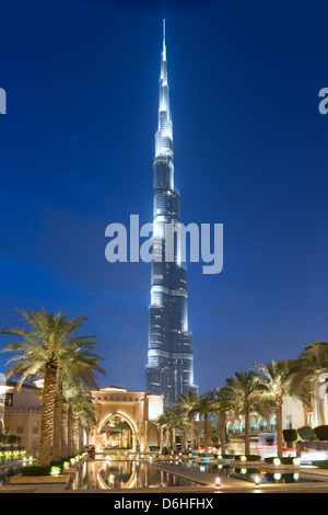 Nachtansicht des Burj Khalifa, entfernt vom Palace Hotel in Dubai Vereinigte Arabische Emirate Stockfoto