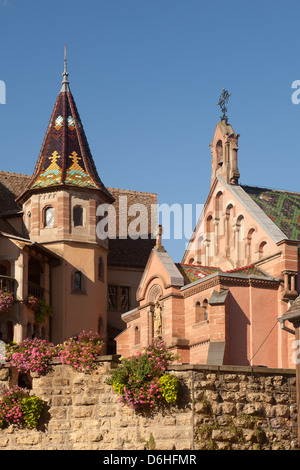 Befestigten Mauern und Kirche von Eguisheim Dorf entlang der berühmten Weinstraße im Elsass/Frankreich Stockfoto