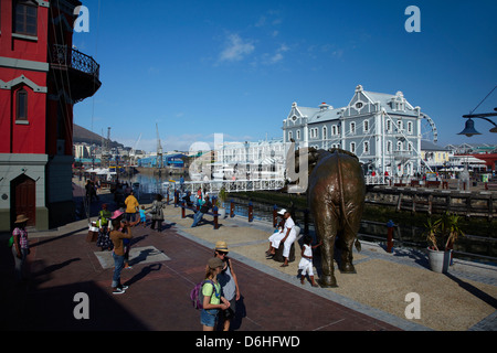 Elefant Skulptur und Old Port Captain Gebäude (1904), Victoria und Alfred Waterfront, Cape Town, Südafrika Stockfoto