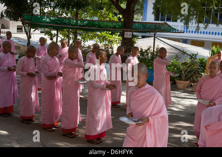 Nonnen, die Schlange für eine Mahlzeit, Sakyadhita-Thilashin-Kloster-Schule, Sagaing, in der Nähe von Mandalay, Myanmar (Burma) Stockfoto