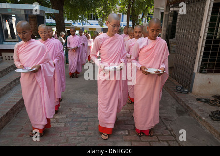 Nonnen, die Schlange für eine Mahlzeit, Sakyadhita-Thilashin-Kloster-Schule, Sagaing, in der Nähe von Mandalay, Myanmar (Burma) Stockfoto