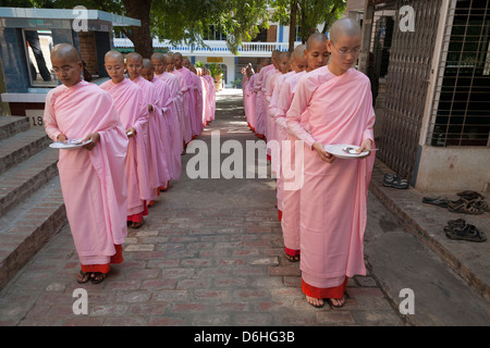 Nonnen, die Schlange für eine Mahlzeit, Sakyadhita-Thilashin-Kloster-Schule, Sagaing, in der Nähe von Mandalay, Myanmar (Burma) Stockfoto