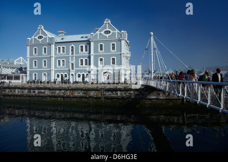 Old Port Captain Gebäude (1904) und Touristen auf Fußgänger Drehbrücke, V und A Waterfront, Cape Town, South Afric Stockfoto