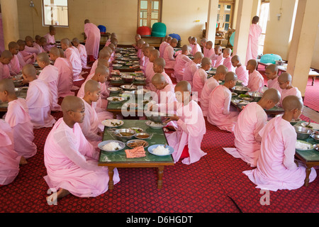 Nonnen, die ihre Mahlzeiten, Sakyadhita-Thilashin-Kloster-Schule, Sagaing, in der Nähe von Mandalay, Myanmar (Burma) Stockfoto