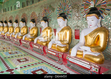 Buddha-Statuen im Inneren U-Min-Thonze-Pagode, Sagaing, in der Nähe von Mandalay, Myanmar (Burma) Stockfoto