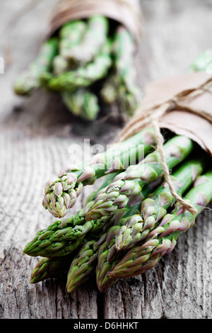 Reihe von frischem Spargel auf Holztisch Stockfoto