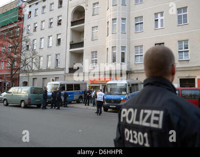 Polizei Offiziere Stand außerhalb der Bar 'Sahara' in Berlin-Wedding, Deutschland, 18. April 2013. Die Polizei durchsuchte 15 Hells Angels Standorte in Hochzeit und andere Gebiete in Berlin am späten Nachmittag. Foto: RAINER JENSEN Stockfoto