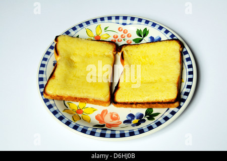 Zwei runden Käse auf Toast. Stockfoto