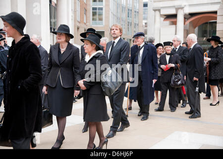 Trauergäste bei der Beerdigung von Baroness Thatcher statt auf St. Pauls Cathedral, London, England am 17. April 2013. Margaret Thatcher auch bekannt als die "Eiserne Lady" war der am längsten amtierende britische Premierminister des 20. Jahrhunderts und ist die einzige Frau, die Ämter bekleidet haben. Stockfoto