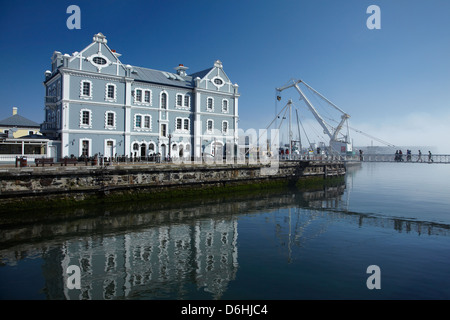 Old Port Captain Gebäude (1904) und Touristen auf der Drehbrücke, Victoria and Alfred Waterfront, Cape Town, Südafrika Stockfoto