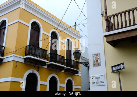 Gelbes Gebäude in Old San Juan, Puerto Rico Stockfoto