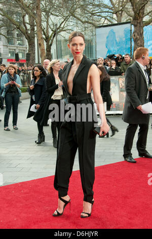 London, UK. 18. April 2013 besucht Rebecca Hall, Maya Hansen in dem Film spielt, die britischen Premiere des Iron Man 3 im Odeon Leicester Square. Bildnachweis: Pete Maclaine/Alamy Live-Nachrichten Stockfoto