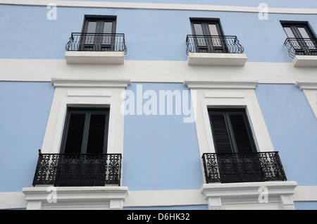 Bunte blaues Gebäude und Windows in Old San Juan, Puerto Rico Stockfoto