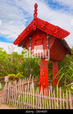 Maori Lagerhaus oder Pataka, Hamilton Gardens Maori Garten, Hamilton, Waikato, Neuseeland. Stockfoto