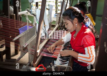 Frau, die das Weben auf einem Webstuhl, Thein Nyo Seidenweberei Workshop, Amarapura, Mandalay, Myanmar (Burma) Stockfoto