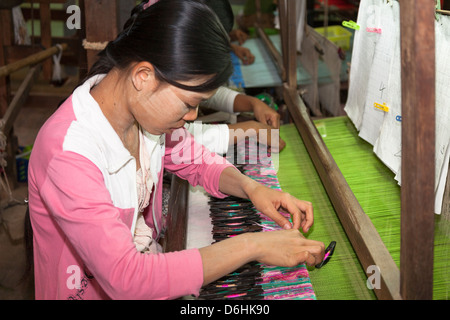 Frau, die das Weben auf einem Webstuhl, Thein Nyo Seidenweberei Workshop, Amarapura, Mandalay, Myanmar (Burma) Stockfoto