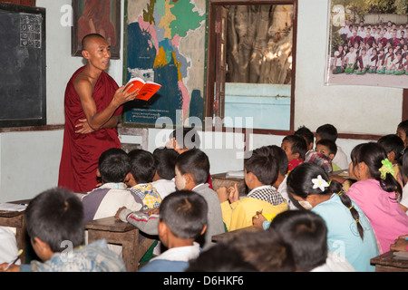 Buddhistischer Mönch unterrichten von Kindern, Mahagandhayon monastische Institution, Amarapura, Mandalay, Myanmar (Burma) Stockfoto