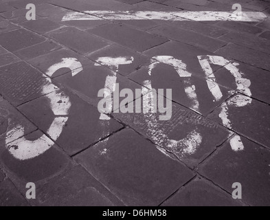 bemalte Stoppschild Straße Kennzeichnung Stockfoto