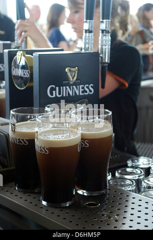 Pints Guinness serviert in der Gravity Bar im Guinness Storehouse, Dublin, Irland Stockfoto