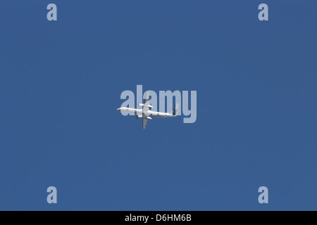 Dash 8 400 fliegen in ein strahlend blauer Himmel Stockfoto