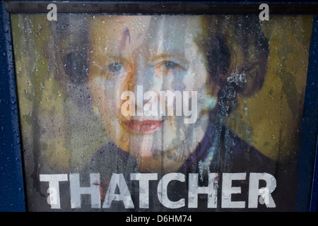 Das Gesicht der ehemaligen britischen Premierministerin Margaret Thatcher auf eine Zeitung Souvenir Ausgabe gedruckt ist, dass Regen gestreift am Tag nach der feierlichen Beisetzung im Zentrum von London stattfand. Stockfoto