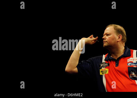 RAYMOND VAN BARNEVELD in Aktion gegen MICHAEL VAN GERWEN Woche 11 der McCoys Premier League Darts bei The O2, Dublin, Stockfoto